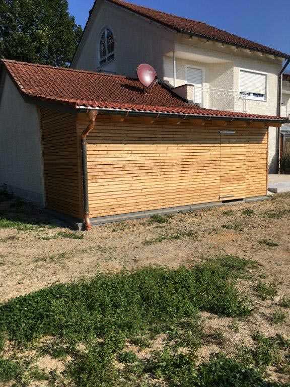 Carport mit Holzverkleidung