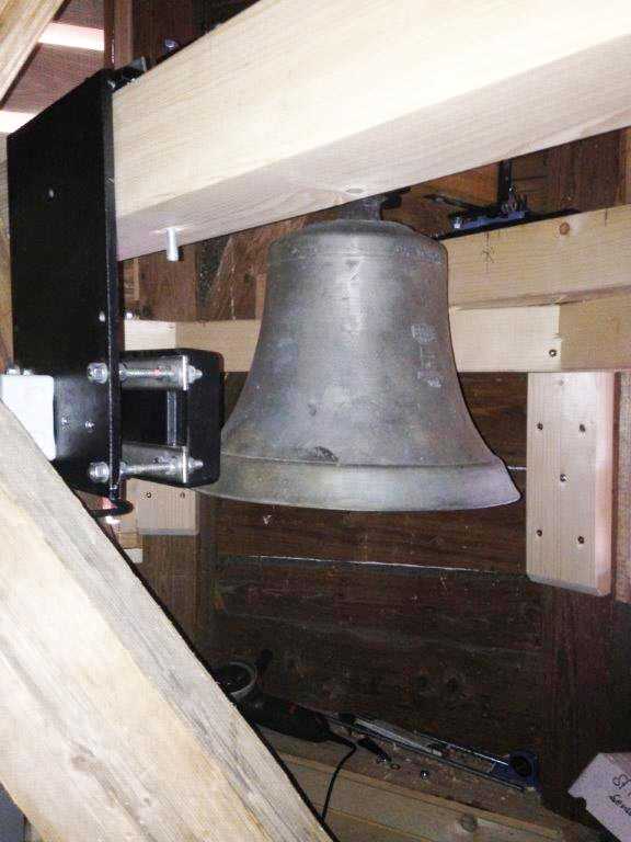 Holzgerüst mit großer Glocke